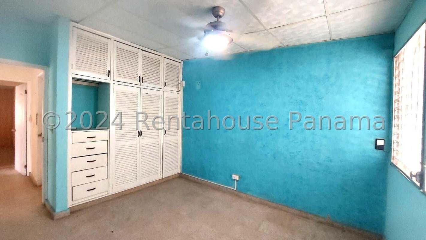 Bedroom with turquoise blue walls, built-in closet, ceiling fan and tiled floor in Santa Bárbara Villa Zaita house