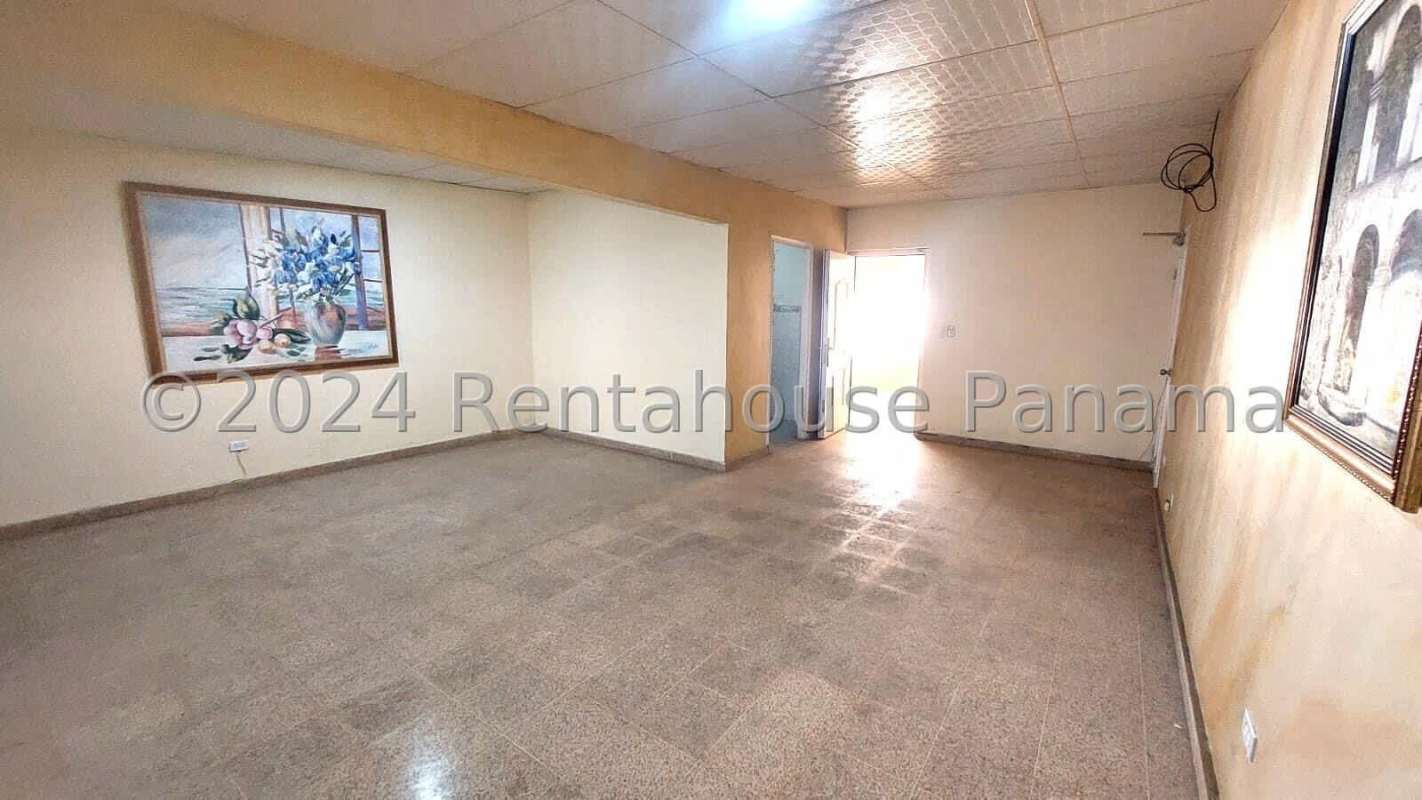 Spacious living room with neutral walls, tiled ceiling and flooring at Villa Zaita Santa Bárbara house
