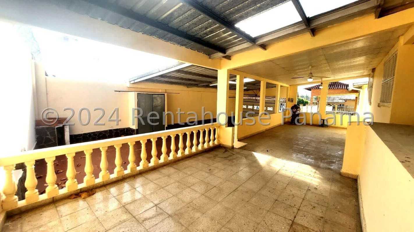 Covered exterior terrace with railing, tile floor, and metal roof in Villa Zaita Santa Bárbara house Panama City