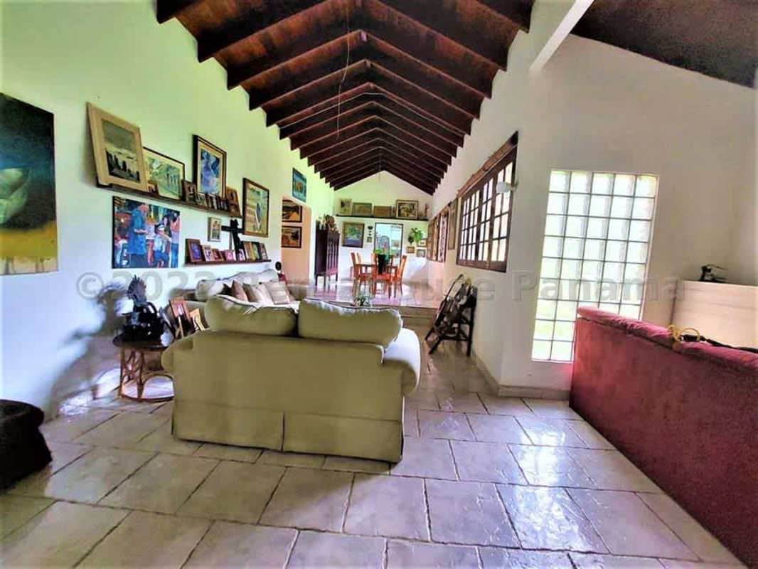 Spacious 4BR House on Large Lot Las Cumbres Panama