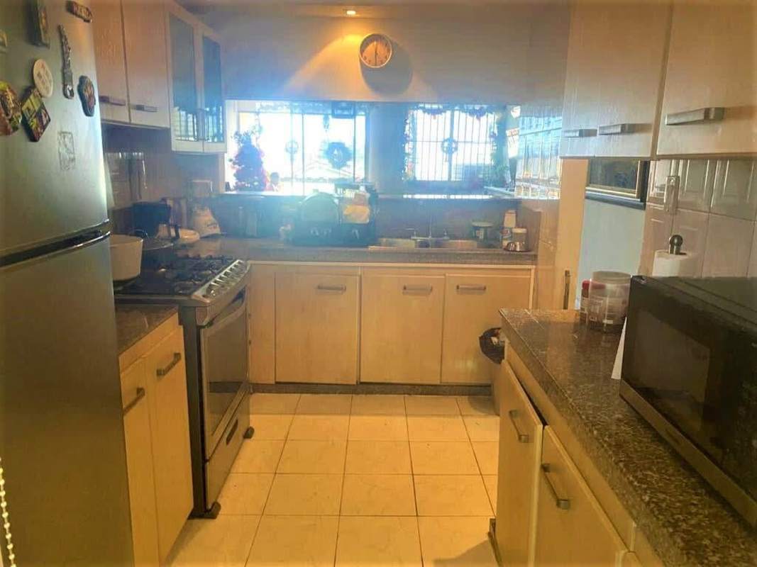 Apartment kitchen granite counters appliances PH Brisas de Miraflores Betania