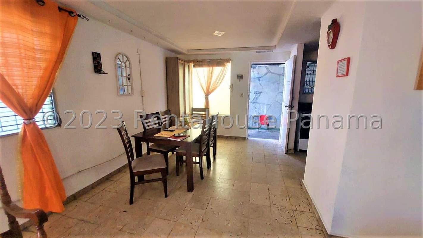 Basic kitchen with cabinets and stove in Panama City Rio Abajo house for sale at Avenida La Pulida