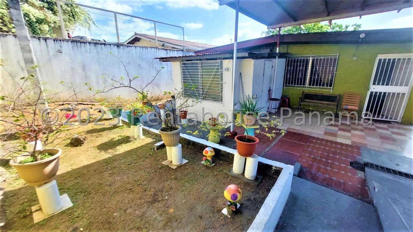 Backyard covered patio and fenced laundry area at house for sale Rio Abajo Panama