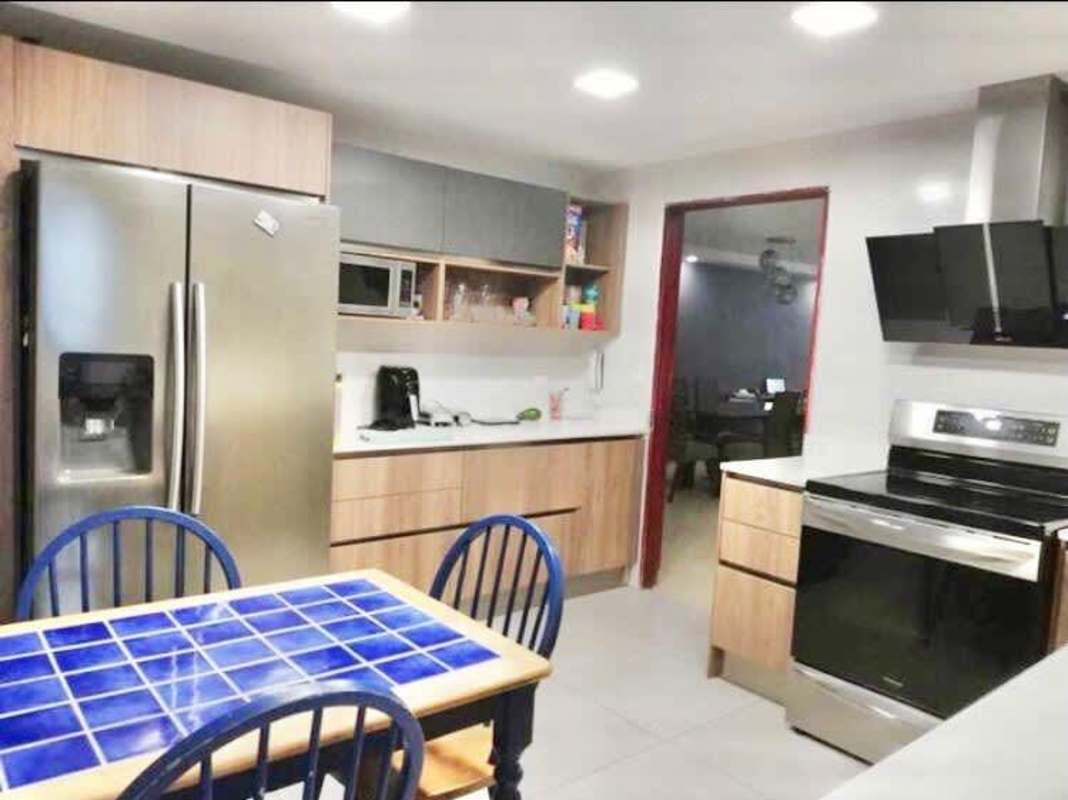 Mid-rise PH Fuente de Cibeles building with balconies Villa de las Fuentes Panama