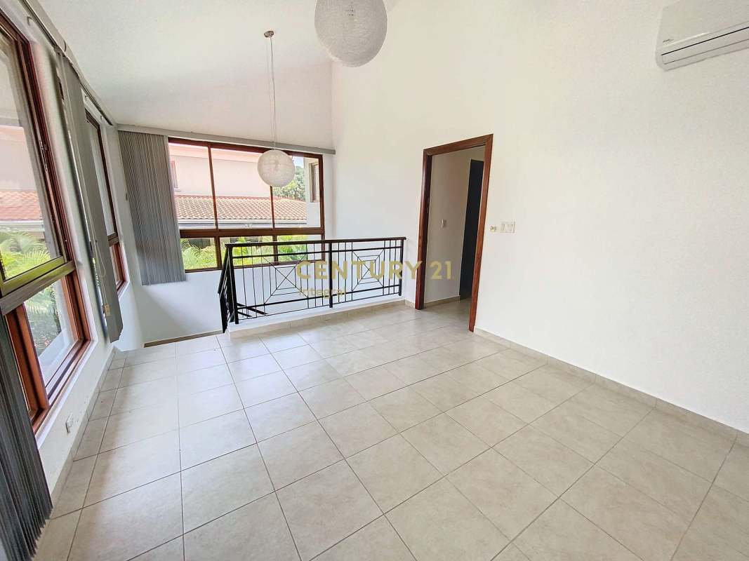 Spacious master bedroom with AC, built-in closet, garden view in PH Camino de Cruces Clayton Panama