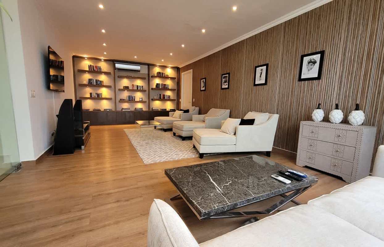 Spacious living room with floor to ceiling windows and panoramic Pacific Ocean view in PH Belvedere Park Penthouse Panama