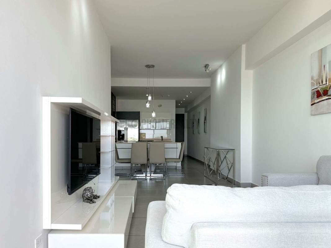 Infinity edge swimming pool with panoramic Bay and city skyline views at PH Element Tower Avenida Balboa Panama