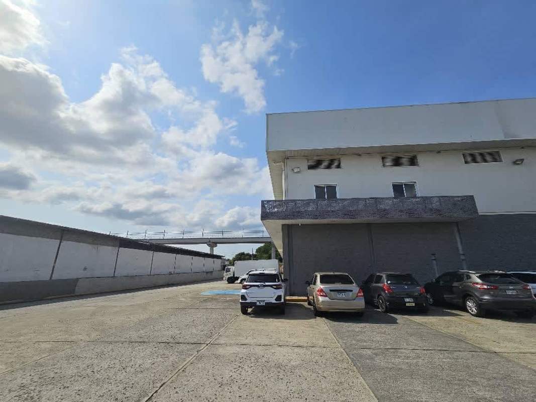 Exterior of industrial warehouse with loading docks and truck access near Panama Airport