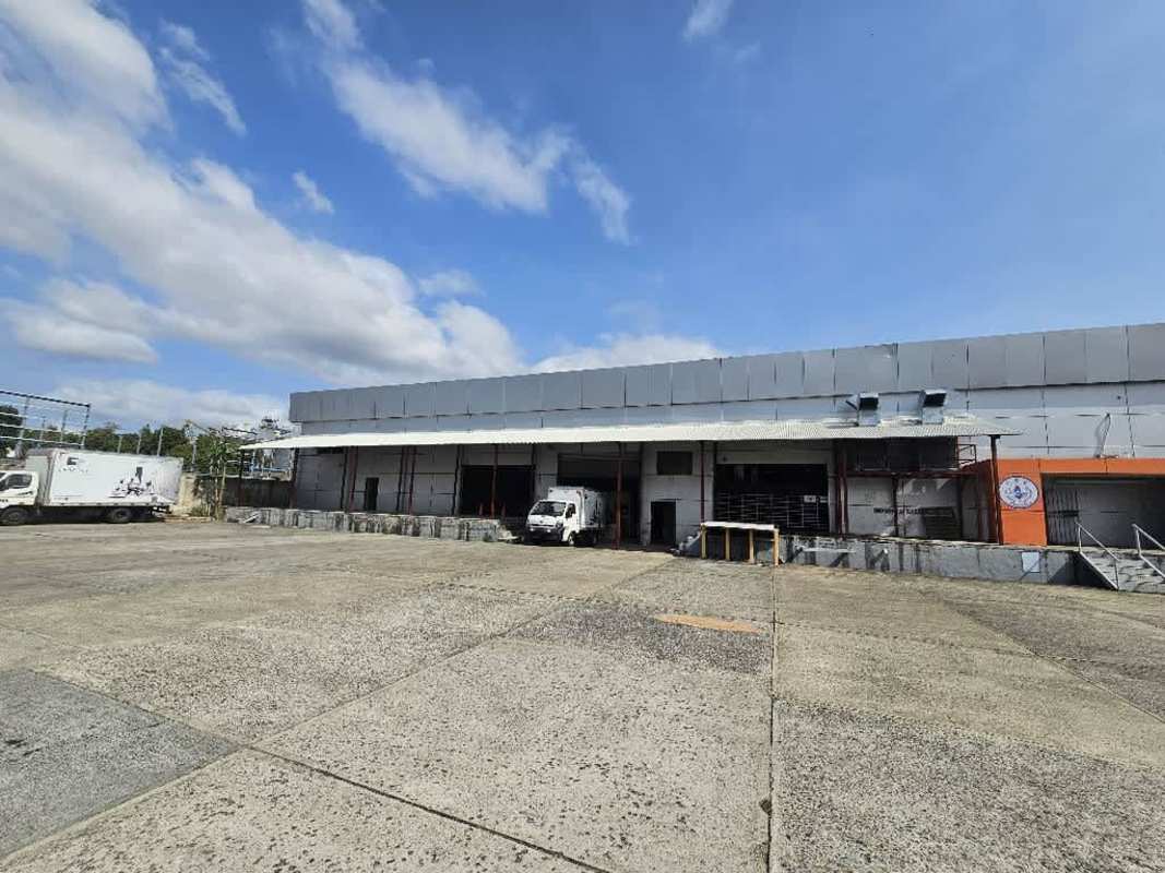 Spacious empty warehouse with tall ceilings and concrete floor for industrial use in Panama