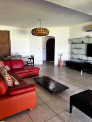 Large master bedroom with ensuite bathroom, AC, closet space in golf villa Paseo Las Olas Vista Mar Panama