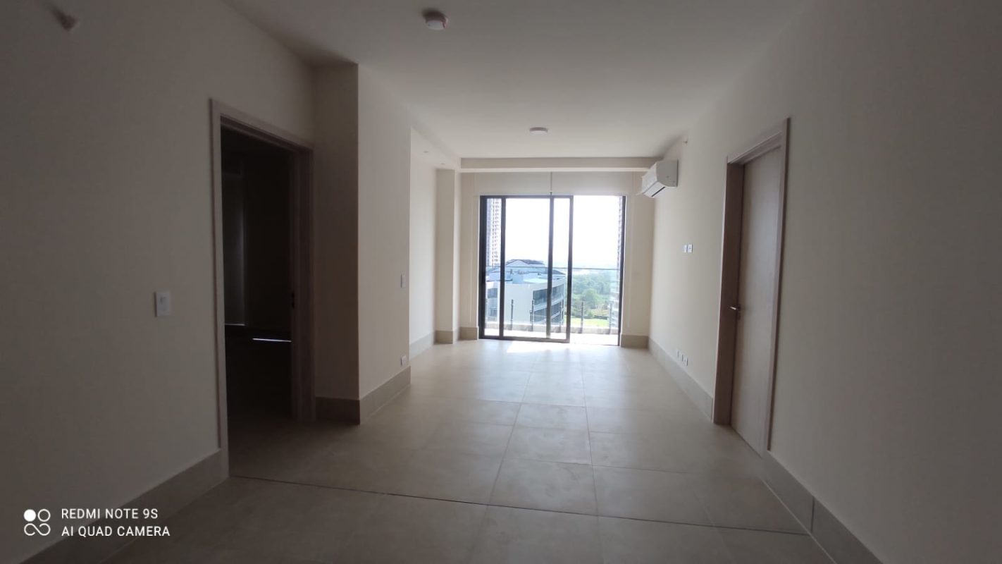 Minimalist bedroom with built-in wardrobe and tile flooring PH Ocean House Santa María Panama
