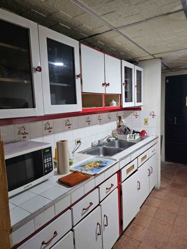 Kitchen with tile backsplashes, double sink, microwave, cabinets in PH Bello Horizonte Juan Díaz Panama