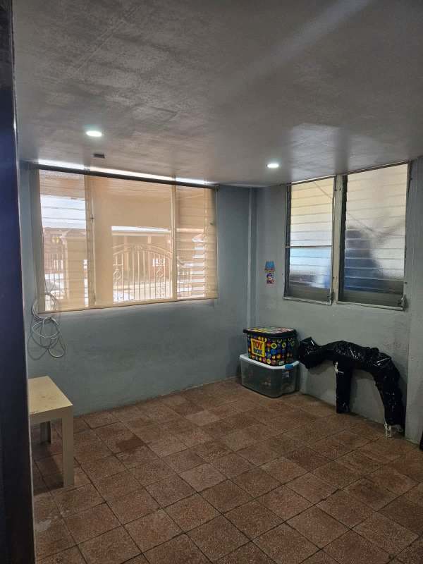 Bright enclosed patio room with tiled floor, windows, blinds in PH Bello Horizonte Juan Díaz