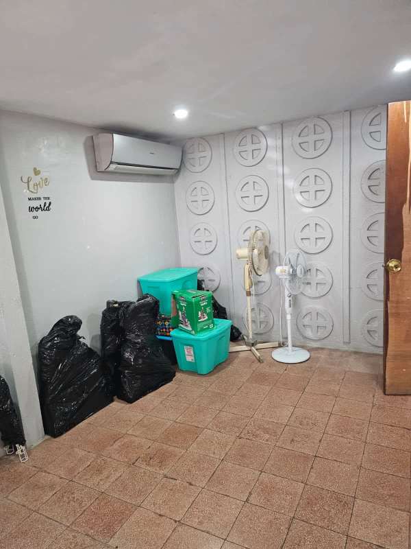 Storage or utility room with AC unit and bins Juan Díaz Panama house PH Bello Horizonte