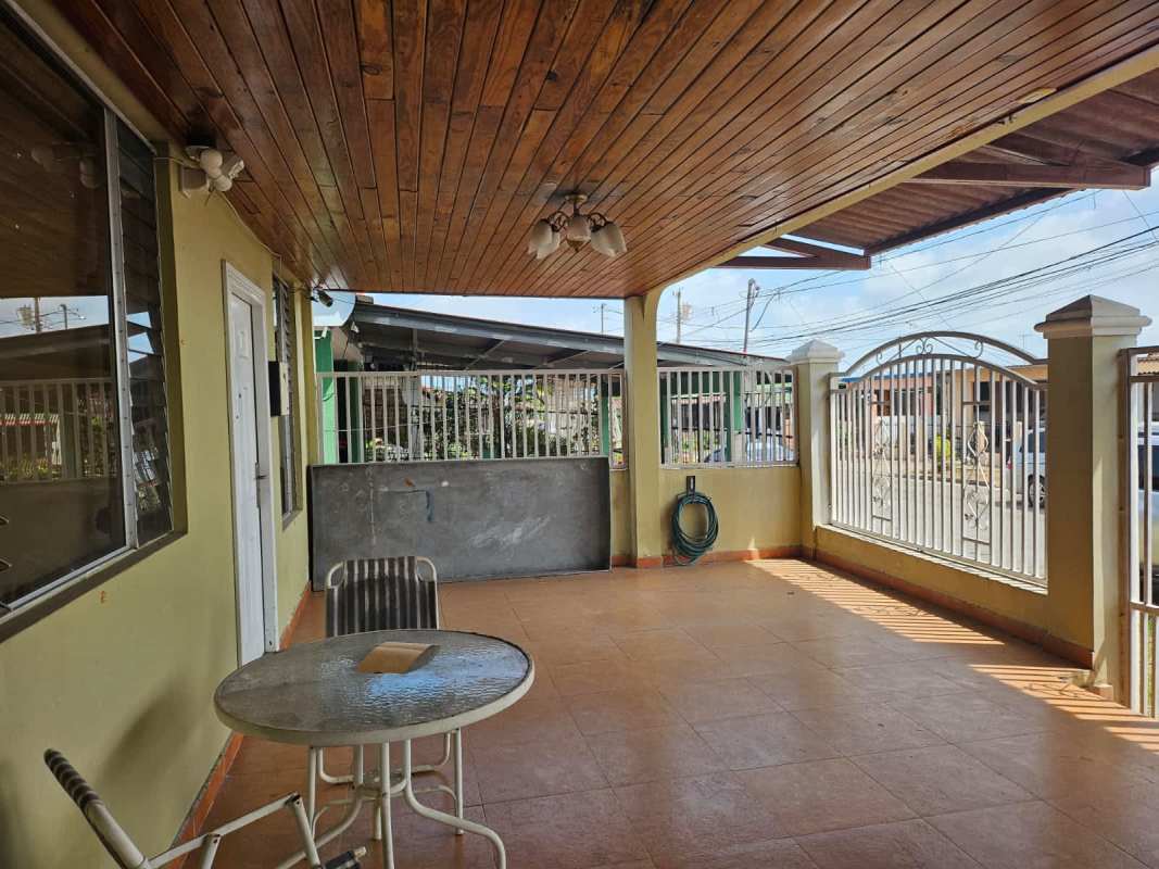 Covered porch area with tiled floor, wood ceiling, patio furniture in PH Bello Horizonte Juan Díaz