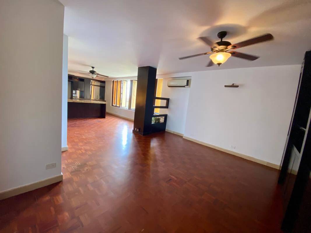 Entry hall featuring green indoor garden with natural light and marble floors in PH Sobre Las Rocas Panama