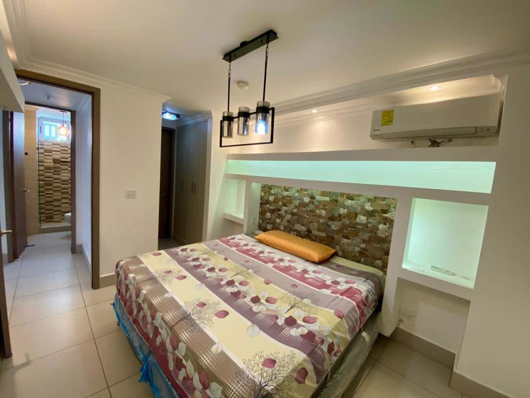 Master bedroom with stone accent wall and ensuite bathroom PH Sky Point Towers Panama