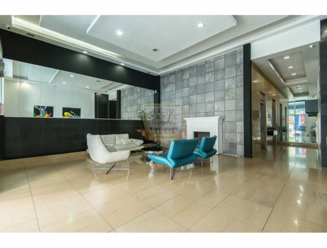 Open kitchen with granite countertops and breakfast bar PH Quartier San Francisco Panama