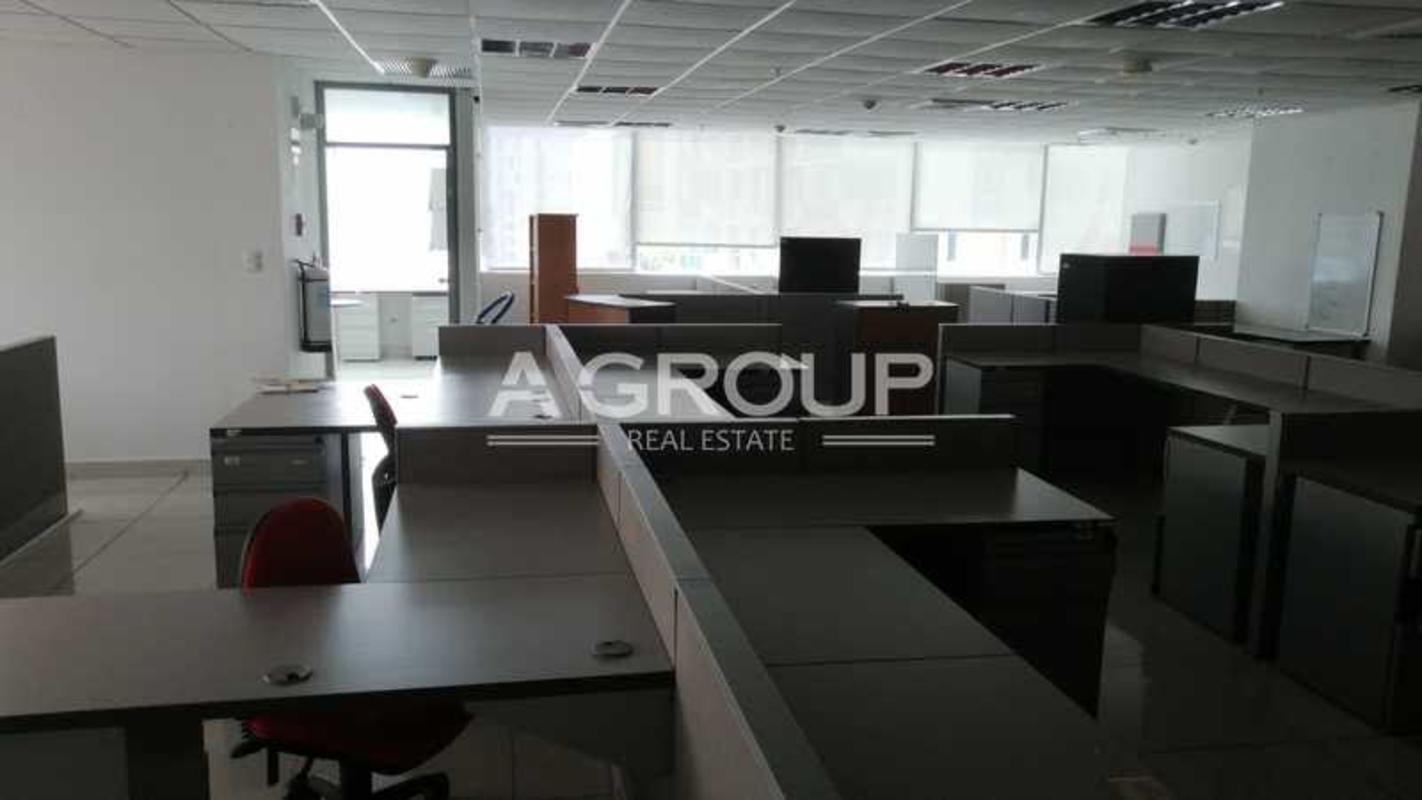 Cubicle office layout with natural light and blinds at Oceania Plaza Panama