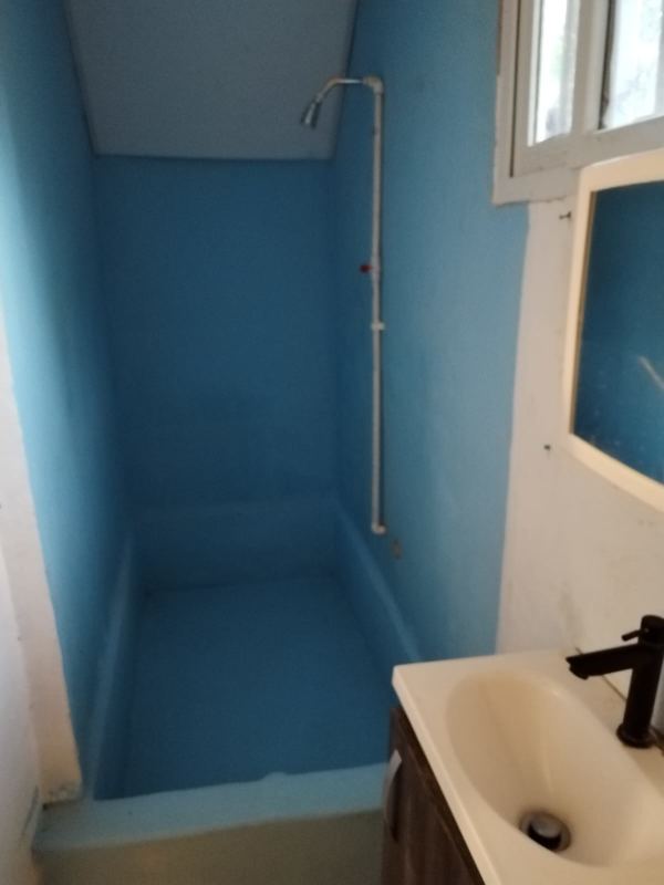 Small bathroom with blue-tiled shower in loft apartment Ciudad Radial Panama City