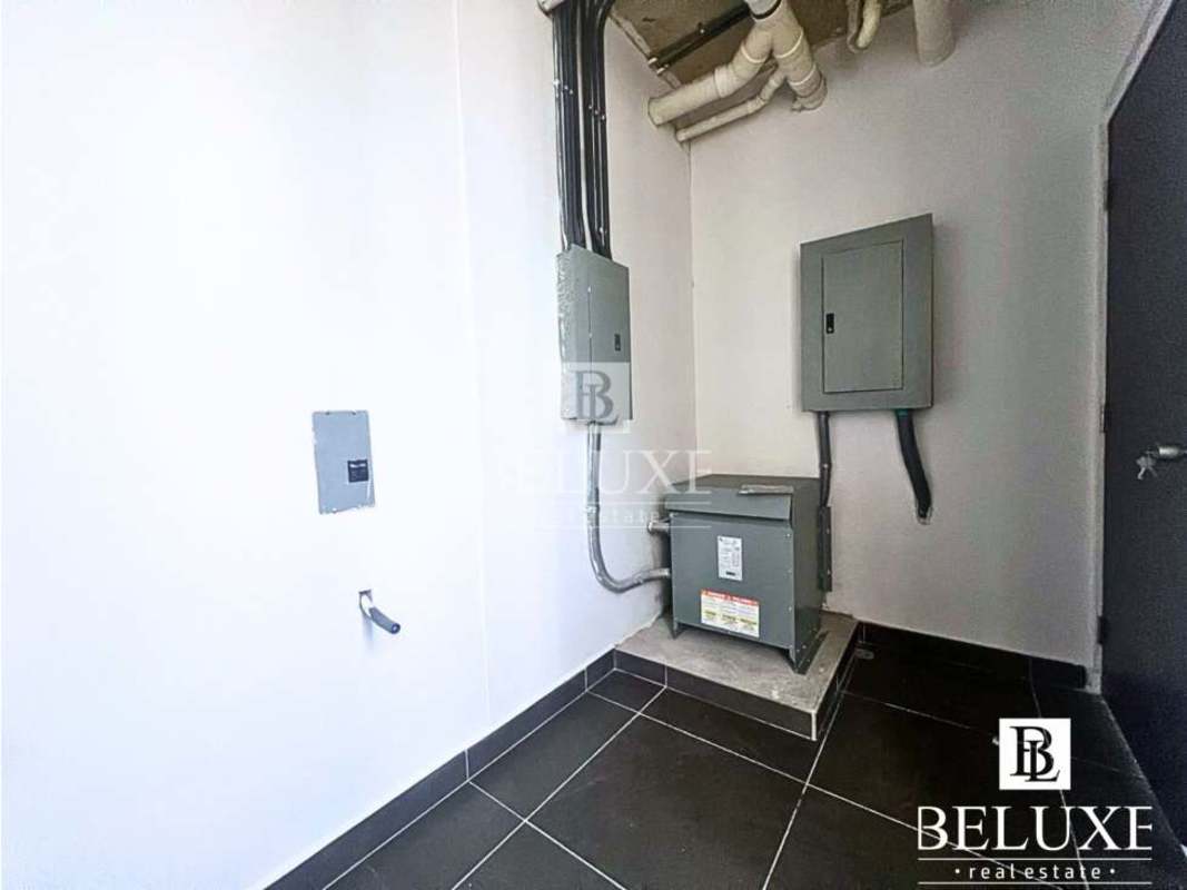 Professional commercial office with large full-height windows for lease PH SFC Tower Obarrio