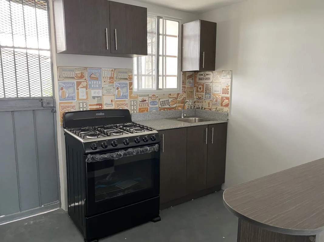 Kitchen with granite countertops, retro backsplash and gas stove in house near Mega Mall Tocumen