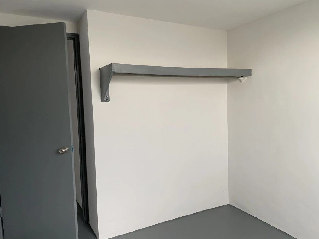 Small room with shelf, white walls, minimalist design in Tocumen house