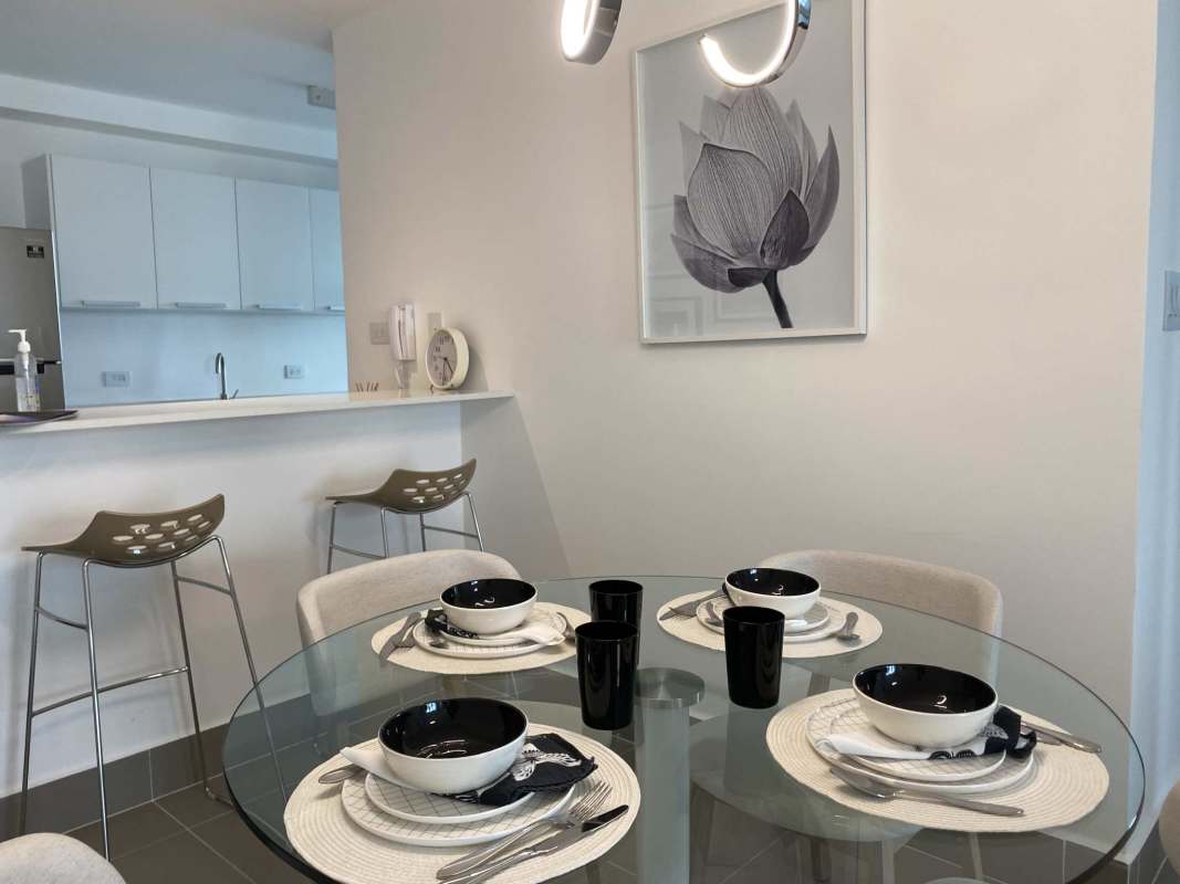 Modern open dining and kitchen area with minimalist decor in PH Altamira Panama