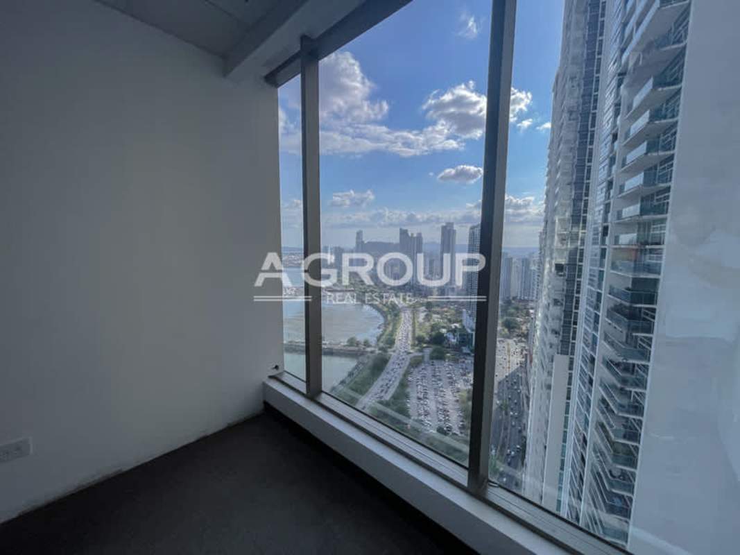 Floor-to-ceiling glass window with panoramic views of Panama Bay from office at BICSA Financial Center