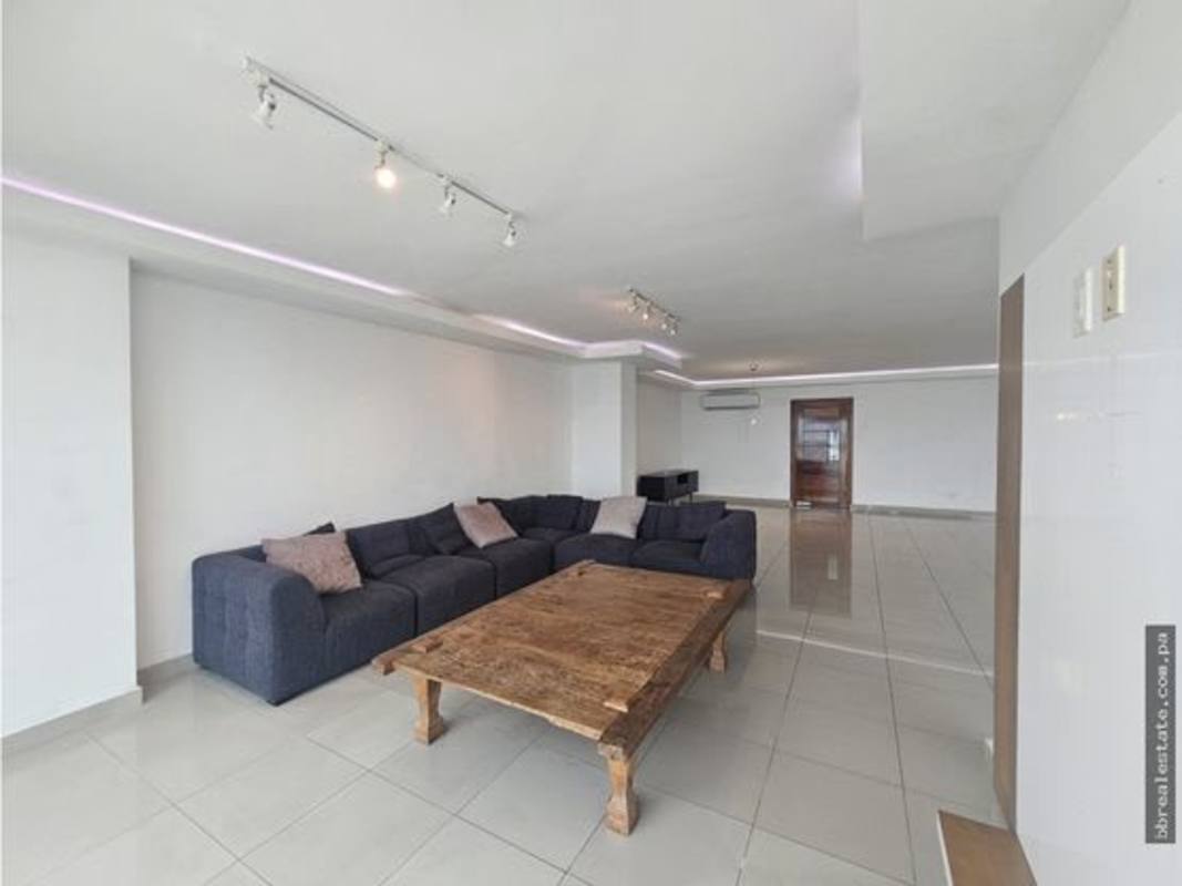 Master suite featuring en-suite bath, built-in closets and ocean views at PH The Regent Panama City