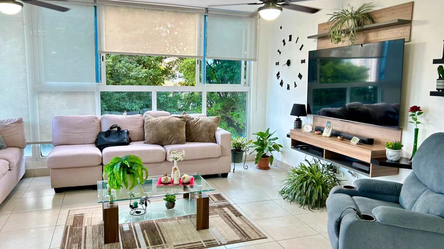 Living room with large windows and city views in PH Belview Edison Park Panama