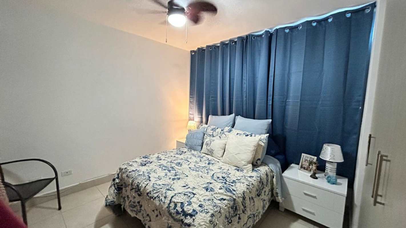 Bedroom with built-in closet and large window at PH Belview Tower Edison Park Panama