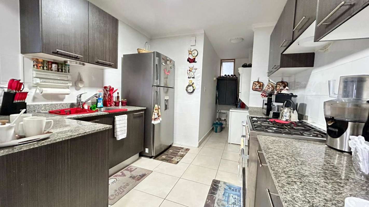 Kitchen with granite countertops and modern appliances in PH Belview Edison Park Panama