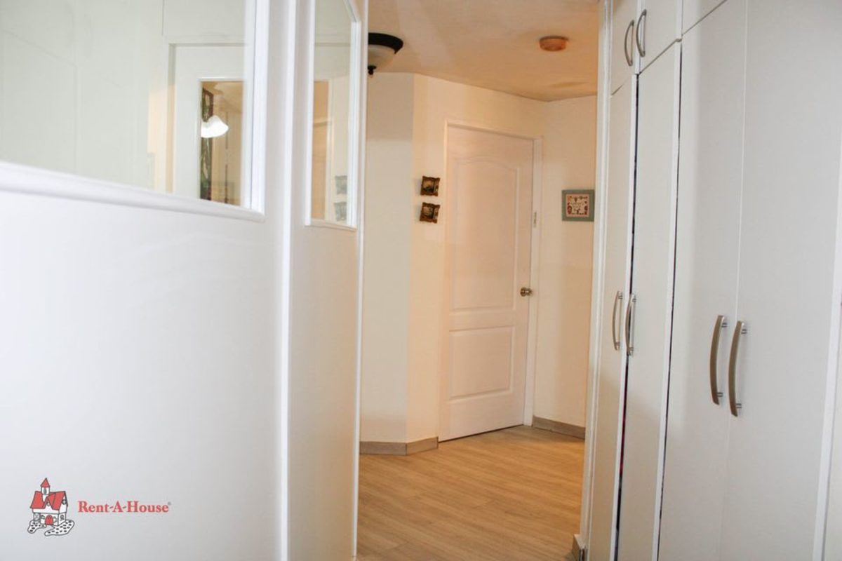 Bedroom with built-in office desk and mirror in PH Rocamar Panama City