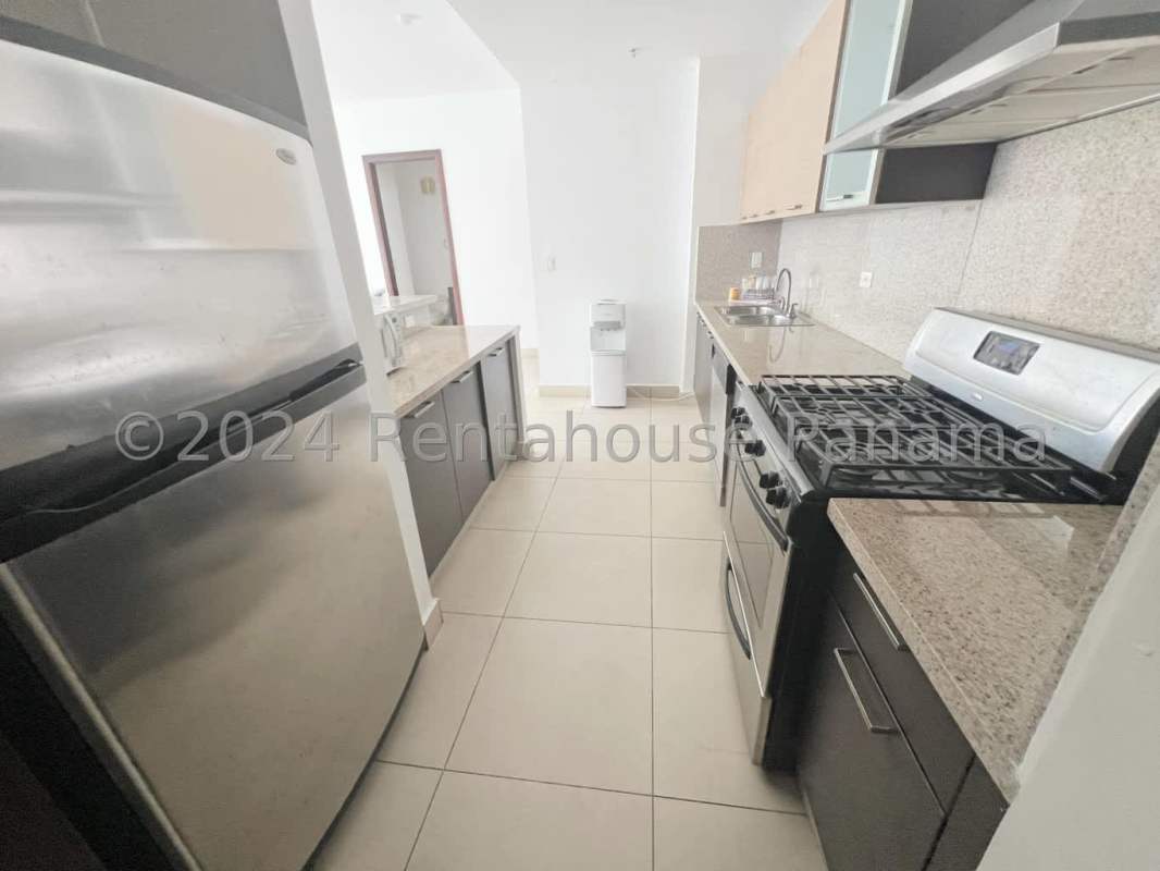 Infinity edge swimming pool terrace with loungers PH Dupont Punta Pacífica Panama luxury tower