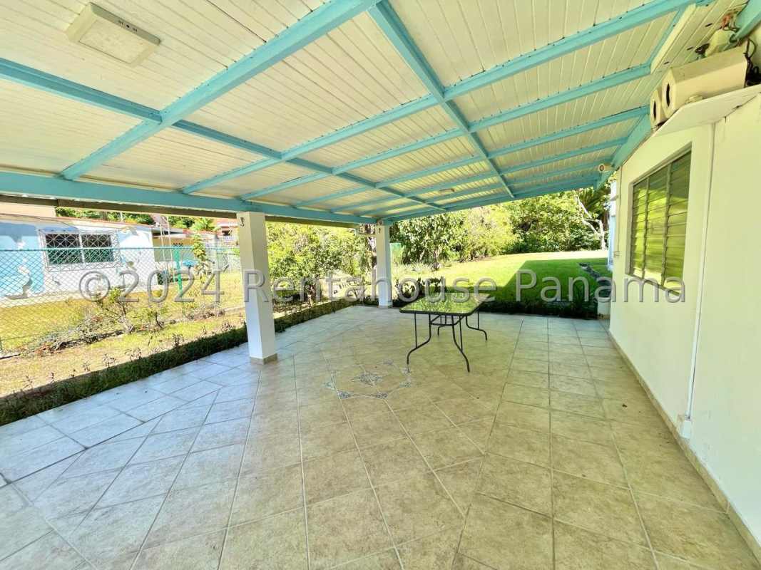 Remodeled kitchen with wooden cabinetry and modern appliances Corozal Ancón Panama