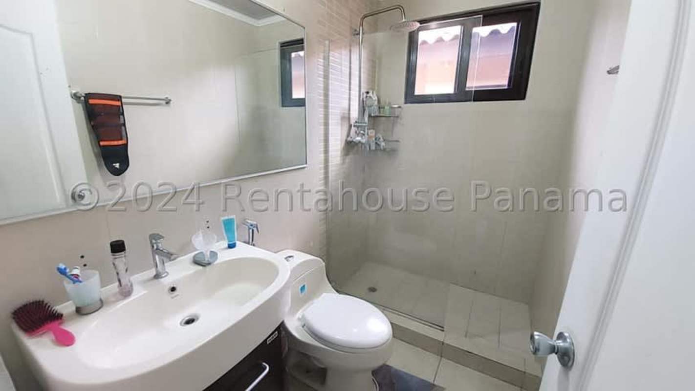 4BR Family Home with Terrace & Jacuzzi in PH Versalles Panama