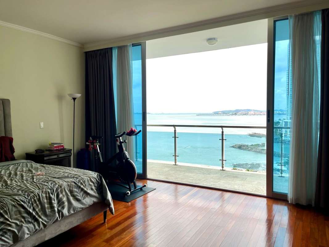 Panoramic wraparound balcony with ocean and skyline views PH Aqualina Panama
