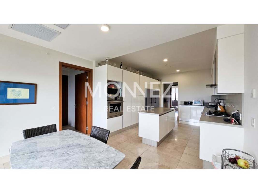 Modern dining space with large windows, natural light and panoramic golf course view PH Albatross Panama