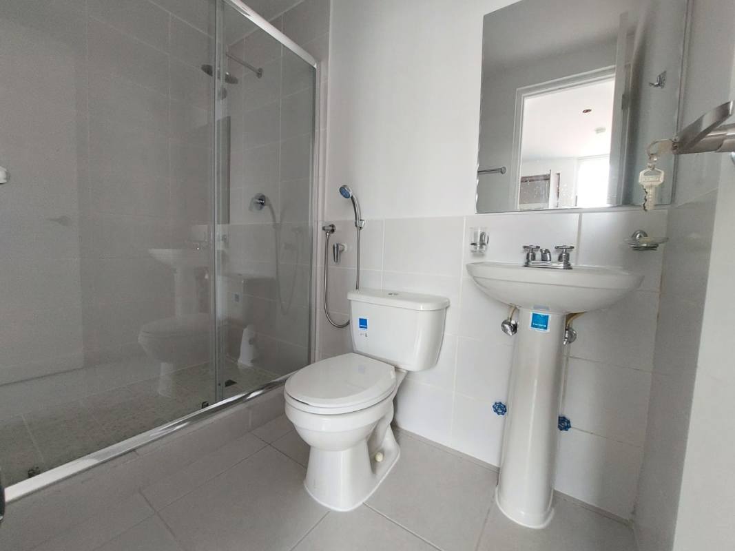 Contemporary bathroom glass shower pedestal sink PH Solok Parque Lefevre