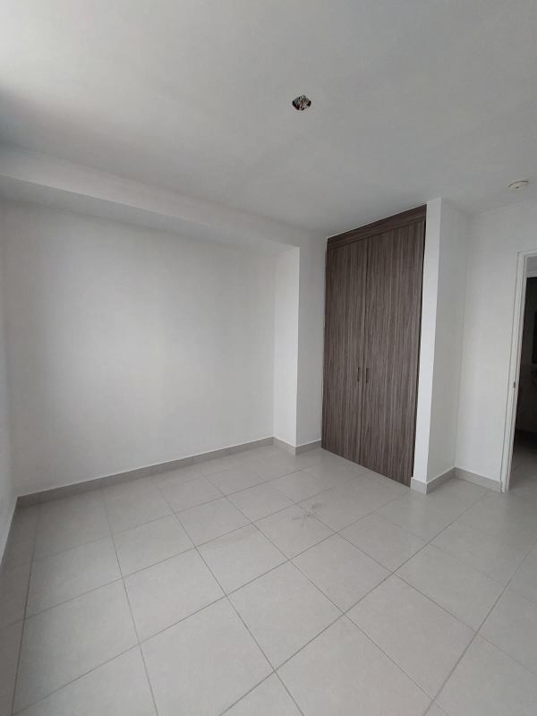 Empty bedroom with tile floors, built-in closet, large window PH Solok Parque Lefevre