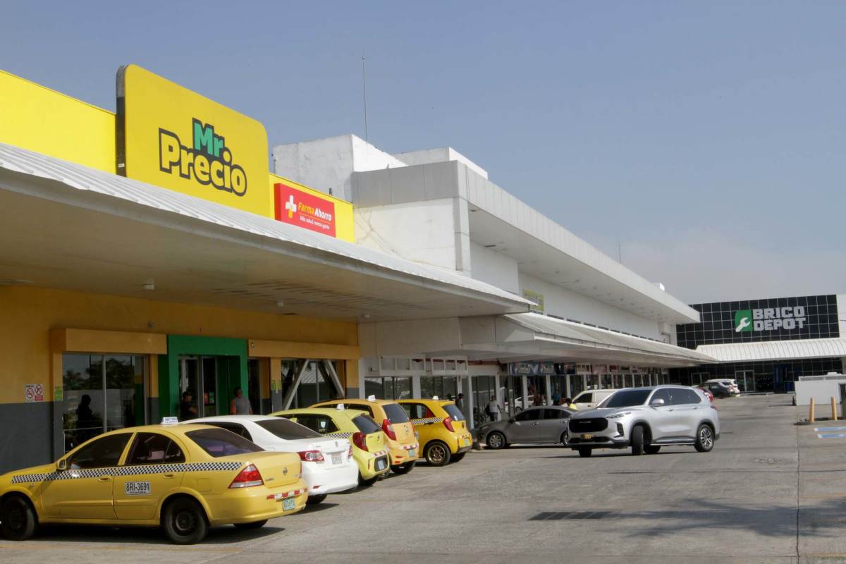 Shopping plaza exterior showing stores Mr Precio, Farma Ahorro, large parking lot in Tocumen Panama