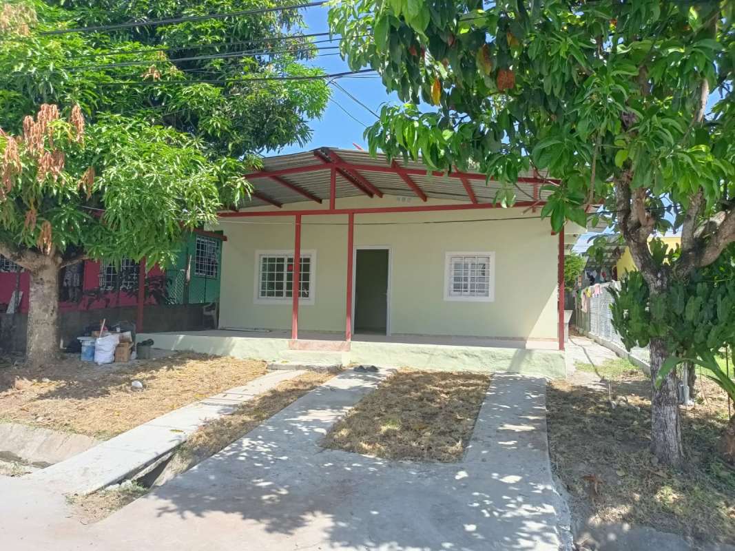 Exterior view single story house with porch in Monterrico 24 de Diciembre Panama