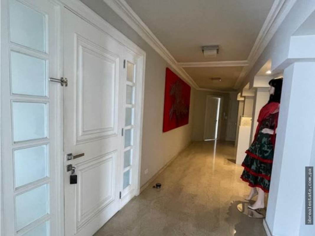 Private balcony overlooking Panama skyline in PH Alcazar La Cresta apartment