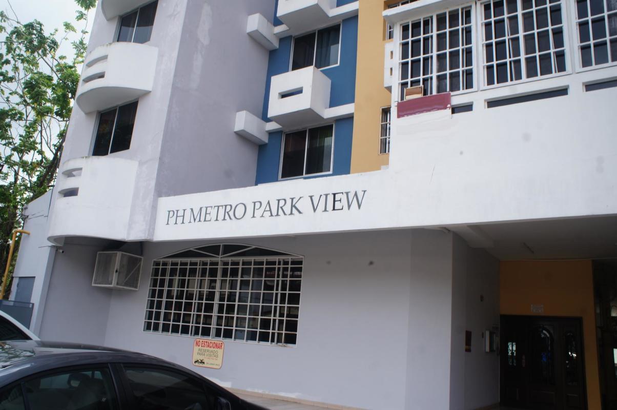 Spacious living room with big windows and tiled floor in PH Metro Park View Panama City