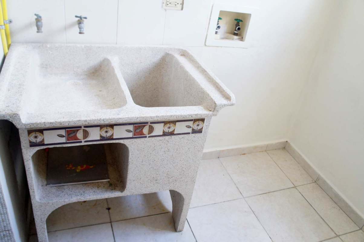 Laundry room with utility sink and washer hookups PH Metro Park View Panama
