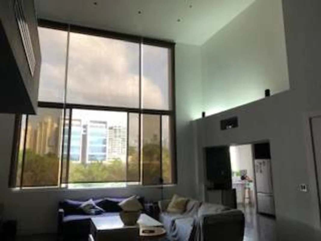 Living room with open plan layout, ceiling fan, city outlooks in PH Porta Nova