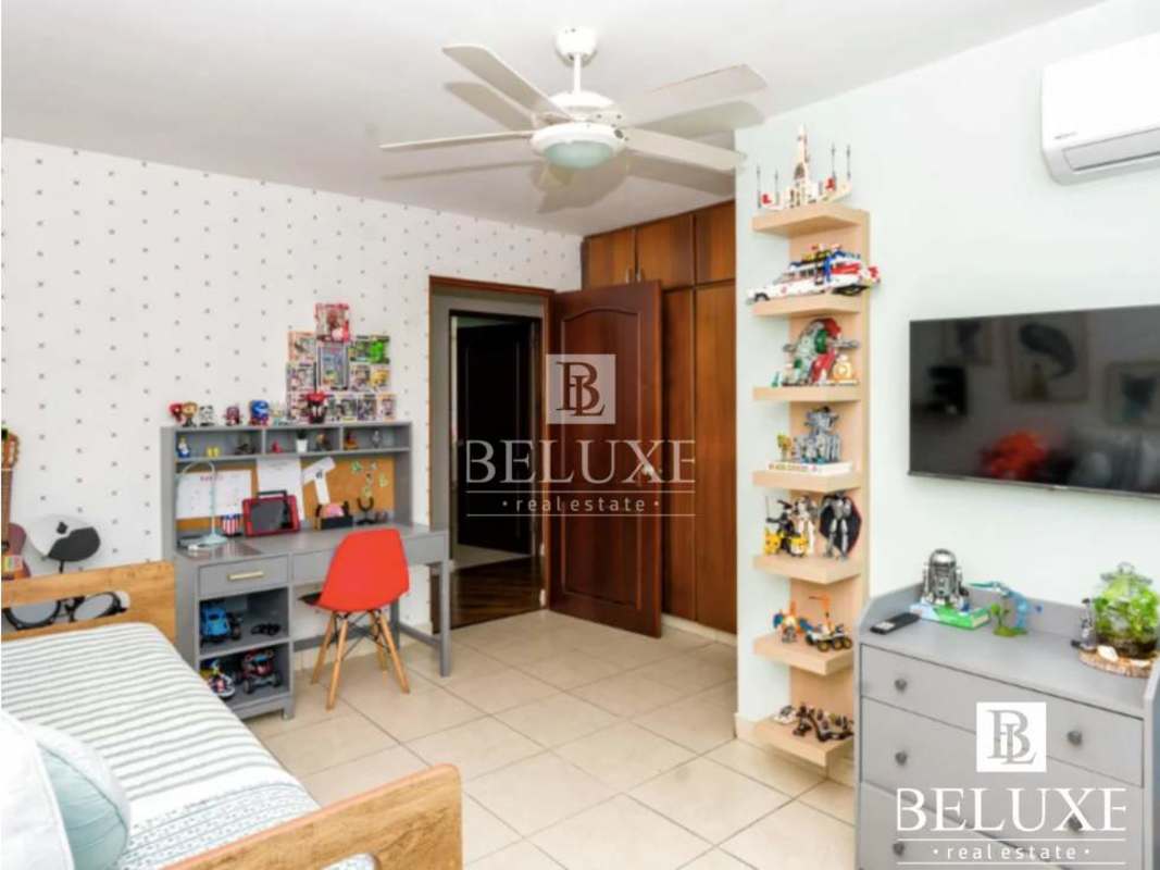 Spacious master bedroom walk-in closet ensuite PH Bahía Obarrio Panama