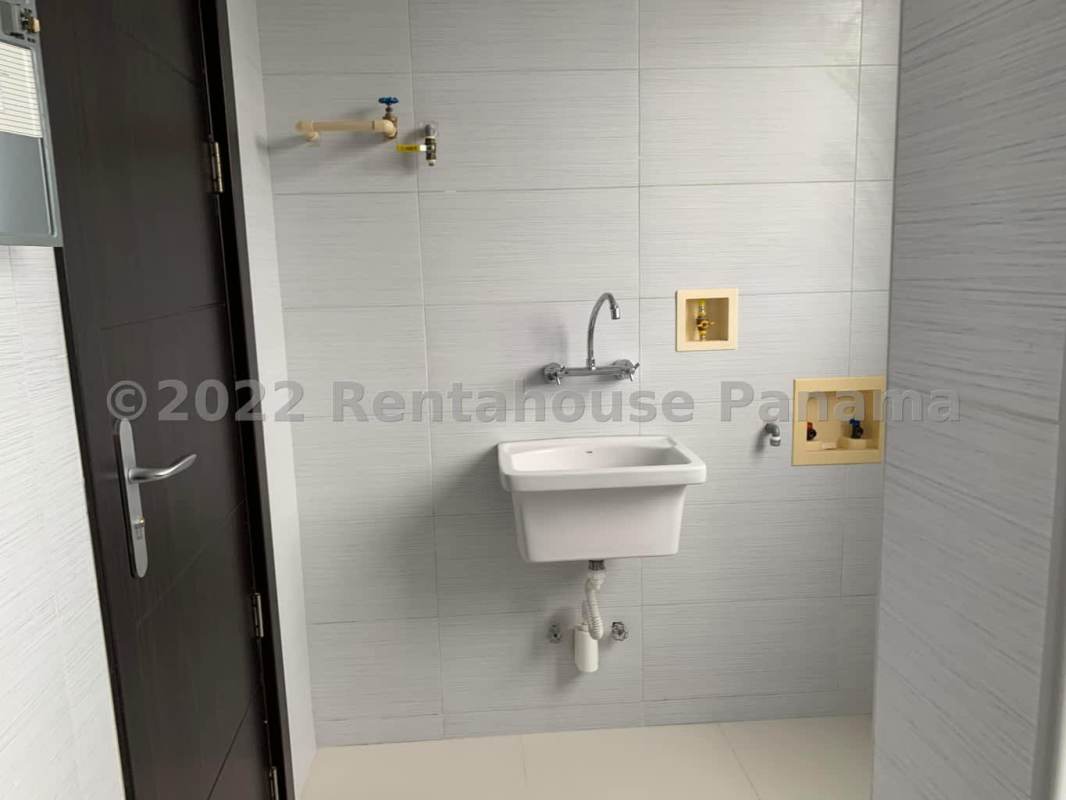 Modern bathroom with glass shower enclosure PH Vía Argentina El Cangrejo Panama