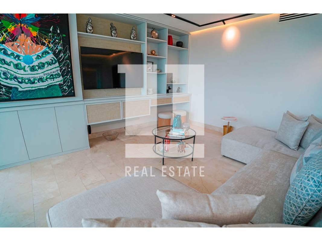 Spacious master bedroom suite with walk-in closets, study, ensuite bathroom at PH Pradera Panama